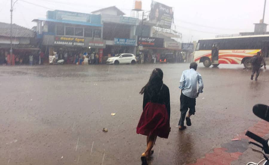 ಸೋಮವಾರಪೇಟೆ ಬುಧವಾರ ಮಧ್ಯಾಹ್ನ ಸುರಿಯುವ ಮಳೆಯಲ್ಲೇ ಖಾಸಗಿ ನಿಲ್ದಾಣದಲ್ಲಿ ಪ್ರಯಾಣಿಕರು ಬಸ್ ಹತ್ತಲು ಸಾಗಿದರು