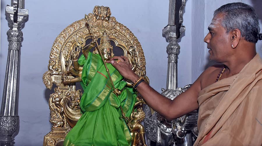 ಮೈಸೂರು ದಸರಾ ಅಂಗವಾಗಿ ಚಾಮುಂಡಿಬೆಟ್ಟದಲ್ಲಿನ ಚಾಮುಂಡೇಶ್ವರಿಯ ಉತ್ಸವ ಮೂರ್ತಿಗೆ ಪ್ರಧಾನ ಅರ್ಚಕ ಶಶಿಶೇಖರ್ ದೀಕ್ಷಿತ್ ಶನಿವಾರ ಅಲಂಕಾರ ಮಾಡಿದರು/ ಪ್ರಜಾವಾಣಿ ಚಿತ್ರ