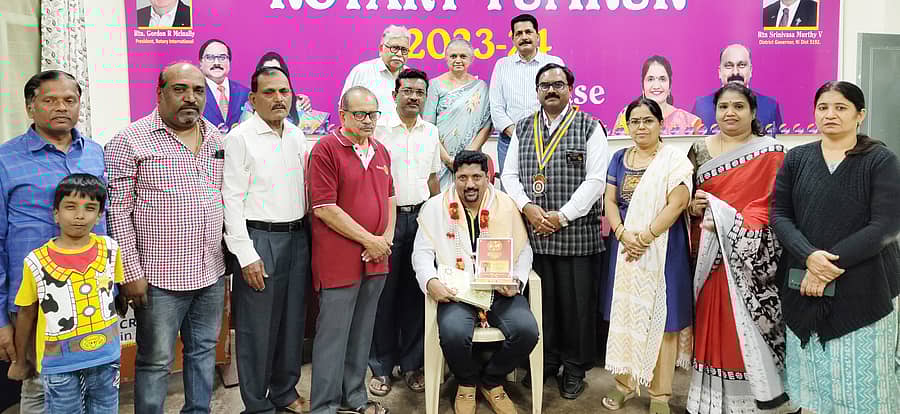 <div class="paragraphs"><p>ತುಮಕೂರಿನಲ್ಲಿ ಈಚೆಗೆ ರೋಟರಿ ತುಮಕೂರು ವತಿಯಿಂದ ಹಮ್ಮಿಕೊಂಡಿದ್ದ ವಿಶ್ವ ಮಾನಸಿಕ ಆರೋಗ್ಯ ದಿನಾಚರಣೆ ಕಾರ್ಯಕ್ರಮದಲ್ಲಿ ಮನೋವೈದ್ಯ ಡಾ.ಲೋಕೇಶ್ ಬಾಬು ಅವರನ್ನು ಸನ್ಮಾನಿಸಲಾಯಿತು.</p></div>