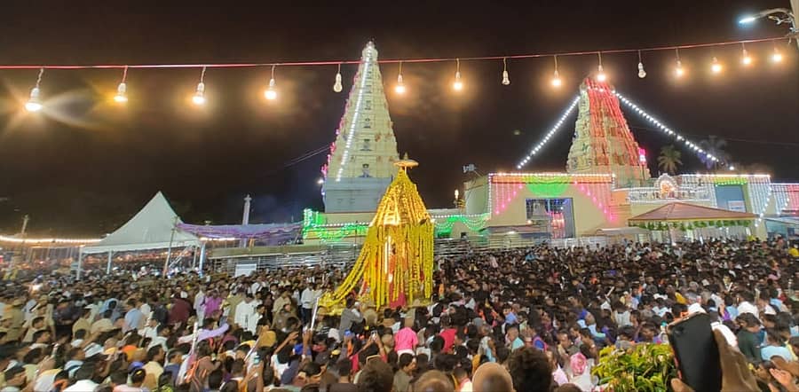 ಮಹಾಲಯ ಜಾತ್ರಾ ಮಹೋತ್ಸವದ ಅಂಗವಾಗಿ ಶುಕ್ರವಾರ ಮಹದೇಶ್ವರ ಸ್ವಾಮಿಗೆ ಎಣ್ಣೆ ಮಜ್ಜನ ಸೇವೆ ನಡೆದಿದ್ದು, ರಾತ್ರಿ ನಡೆದ ಚಿನ್ನದ ರಥೋತ್ಸವದಲ್ಲಿ ಸಾವಿರಾರು ಭಕ್ತರು ಪಾಲ್ಗೊಂಡಿದ್ದರು