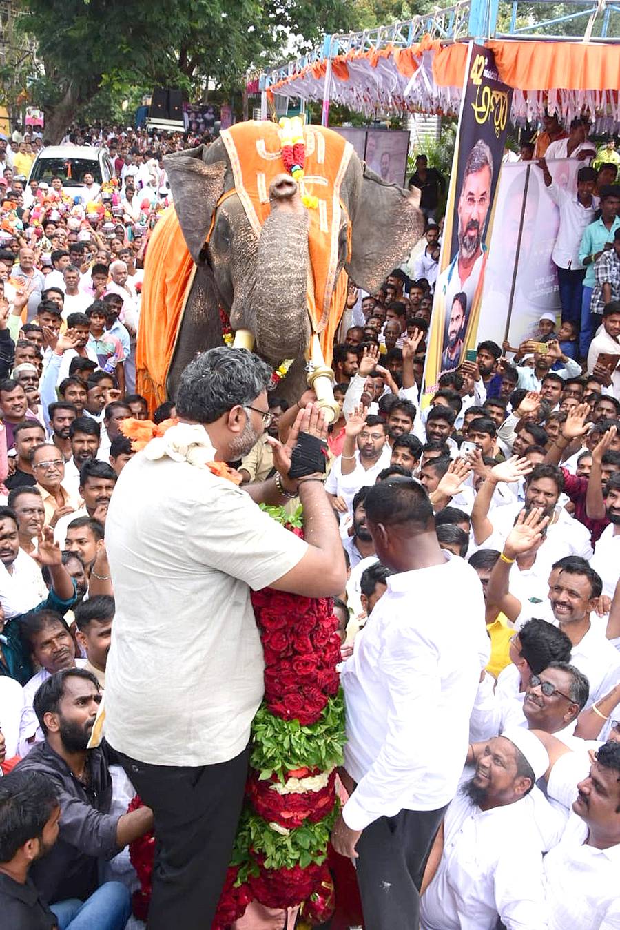 ಅಭಿಮಾನಿಗಳು ಶಾಸಕ ವಿಶ್ವಾಸ್ ವೈದ್ಯ ಅವರಿಗೆ ಆನೆಯಿಂದ ಹಾರ ಹಾಕಿಸಿದರು