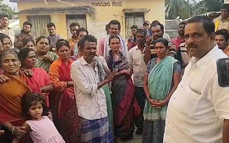 ಜಗಳೂರು ತಾಲ್ಲೂಕಿನ ಕೊಡದಗುಡ್ಡ ಗ್ರಾಮದಲ್ಲಿ ಅಕ್ರಮವಾಗಿ ಮದ್ಯ ಮಾರಾಟ ಮಾಡುತ್ತಿದ್ದ ಮಹಿಳೆಯರಿಂದ ಗ್ರಾಮದ ಮುಖಂಡರು ಆಣೆ ಪ್ರಮಾಣ ಮಾಡಿಸಿದರು