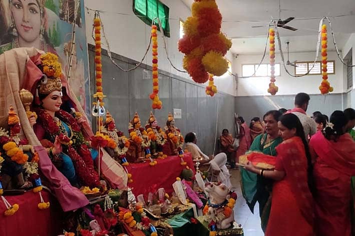 ನ್ಯಾಮತಿಯ ಬನಶಂಕರಿ ದೇವಸ್ಥಾನದಲ್ಲಿ ಶುಕ್ರವಾರ ದೇವಿ ಪೂಜೆ ನೆರವೇರಿಸಿ ಕೋಹಳ್ಳಿಮಠದ ವಿಶ್ವರಾದ್ಯರ ನೇತೃತ್ವದಲ್ಲಿ 118 ಮಂದಿ ಮುತ್ತೈದೆಯರಿಗೆ ಬಾಗಿನ ಉಡಿ ತುಂಬಲಾಯಿತು