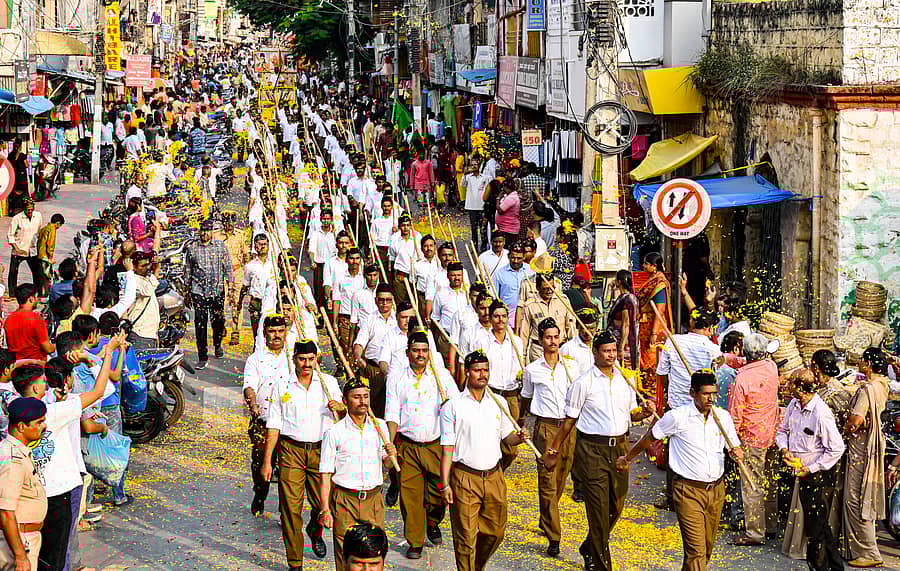 <div class="paragraphs"><p>ವಿಜಯದಶಮಿ ಅಂಗವಾಗಿ ರಾಷ್ಟ್ರೀಯ ಸ್ವಯಂ ಸೇವಕ ಸಂಘದ ಗಣವೇಷಧಾರಿಗಳು ಕಲಬುರಗಿಯಲ್ಲಿ ಪಥಸಂಚಲನ ನಡೆಸಿದರು –ಪ್ರಜಾವಾಣಿ ಚಿತ್ರ/ ತಾಜುದ್ದೀನ್ ಆಜಾದ್</p></div>