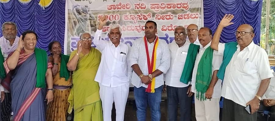 ಮಂಡ್ಯದ ಸರ್ಎಂವಿ ಪ್ರತಿಮೆ ಬಳಿ ಜಿಲ್ಲಾ ಹಿತರಕ್ಷಣಾ ಸಮಿತಿ ನಡೆಸುತ್ತಿರುವ ಕಾವೇರಿ ಹೋರಾಟ ಬೆಂಬಲಿಸಿ ಬಿಜೆಪಿ ಮುಖಂಡ ಎಂ.ಡಿ.ಲಕ್ಷ್ಮಿನಾರಾಯಣ ಘೋಷಣೆ ಕೂಗಿದರು