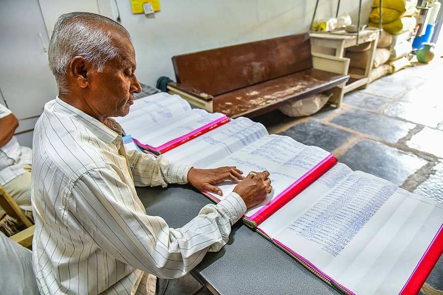 ಬರವಣಿಗೆಯಲ್ಲಿ ತೊಡಗಿದ ಕಳಕಪ್ಪ ಕುಂಬಾರ–ಪ್ರಜಾವಾಣಿ ಚಿತ್ರ/ಭರತ್‌ ಕಂದಕೂರ