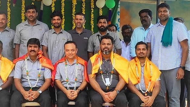 ಪಾಂಡವಪುರ ತಾಲ್ಲೂಕಿನ ಬೇಬಿ ಗ್ರಾಮದ ಸರ್ಕಾರಿ ಪ್ರಾಥಮಿಕ ಶಾಲೆಯ ಗ್ರಂಥಾಲಯ ನವೀಕರಣದ ದಾನಿಗಳಾದ ಕ್ಲೂಬರ್ ಲೂಬ್ರಿಕೇಷನ್ ಮತ್ತು ಕಲಿಸು ಫೌಂಡೇಷನ್ ಮ್ಯಾನೇಜರ್ಗಳನ್ನು ಶಾಸಕ ದರ್ಶನ್ ಪುಟ್ಟಣ್ಣಯ್ಯ ಸನ್ಮಾನಿಸಿದರು. ರೈತ ಸಂಘದ ಜಿಲ್ಲಾಧ್ಯಕ್ಷ ಎ.ಎಲ್.ಕೆಂಪೂಗೌಡ ಇತರರು ಇದ್ದಾರೆ.