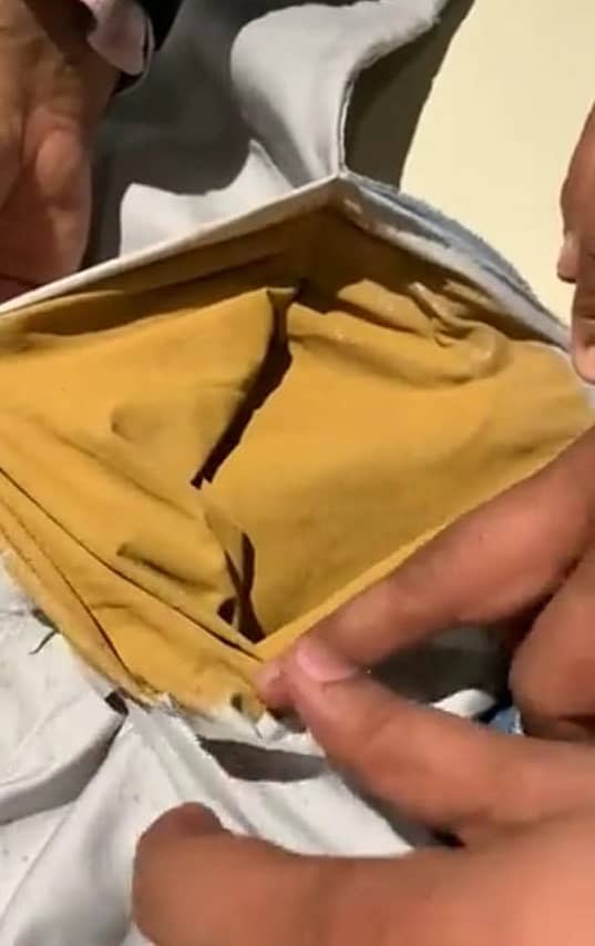 ಪ್ಯಾಂಟ್ನೊಳಗೆ ಅಂಟಿನ ಸಹಾಯದಿಂದ ಲೇಪಿಸಿದ್ದ ಚಿನ್ನದ ಪೌಡರ್