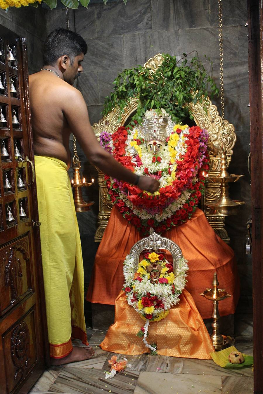 ಮಡಿಕೇರಿಯ ಕಂಚಿಕಾಮಾಕ್ಷಮ್ಮ ದೇಗುಲದಲ್ಲಿ ಪೂಜೆ ನಡೆಯಿತು