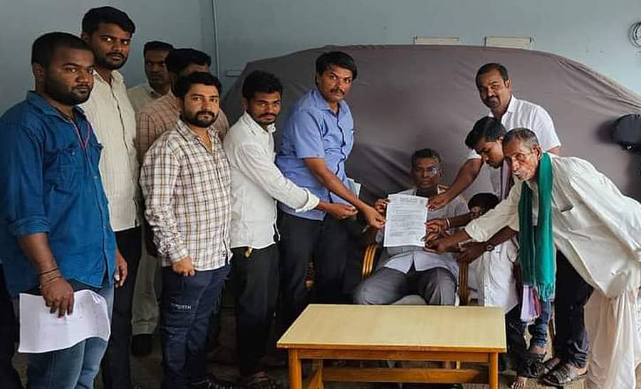 ಜಾತಿ ಗಣತಿ ವರದಿ ಬಿಡುಗಡೆ ಮಡಬೇಕು ಎಂದು ಆಗ್ರಹಿಸಿ, ಗೋಕಾಕದಲ್ಲಿ ಬುಧವಾರ ಅಹಿಂದ ಚೇತನ ಸಂಘಟನೆಯ ಸದಸ್ಯರು ಸಚಿವ ಸತೀಶ ಜಾರಕಿಹೊಳಿ ಅವರಿಗೆ ಮನವಿ ಸಲ್ಲಿಸಿದರು