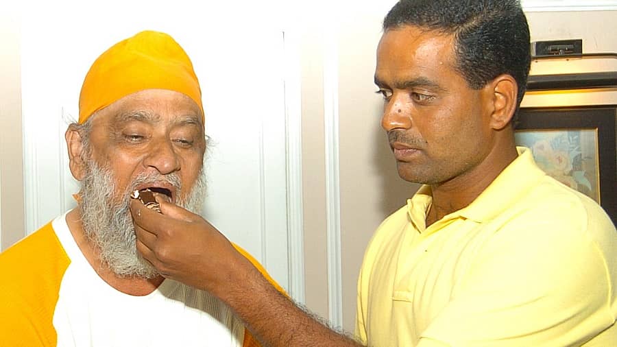 ಬಿಷನ್‌ ಸಿಂಗ್‌ ಬೇಡಿ ಅವರಿಗೆ 59ನೇ ಹುಟ್ಟುಹಬ್ಬದ ಸಂದರ್ಭದಲ್ಲಿ ಕೇಕ್‌ ತಿನ್ನಿಸಿದ ಸುನಿಲ್‌ ಜೋಶಿ –ಪ್ರಜಾವಾಣಿ ಸಂಗ್ರಹ ಚಿತ್ರ