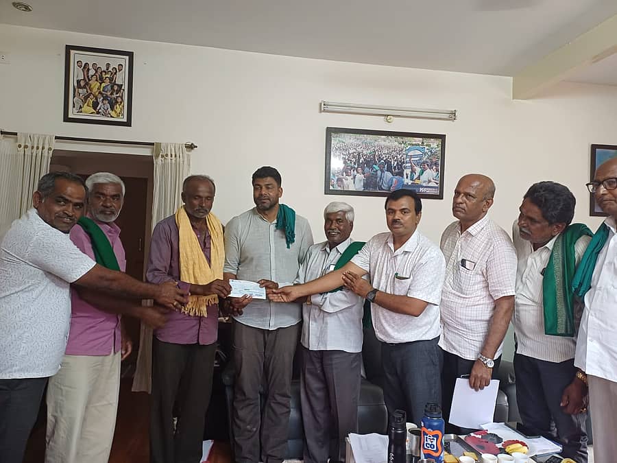 ಮನೆಕಳೆದು ಕೊಂಡ ರೈತ ಪ್ರಕಾಶ್ ಗೆ ಚೆಕ್ ವಿತರಣೆ ಮಾಡಿದ ಶಾಸಕ ದರ್ಶನ್ ಪುಟ್ಟಣ್ಣಯ್ಯ 