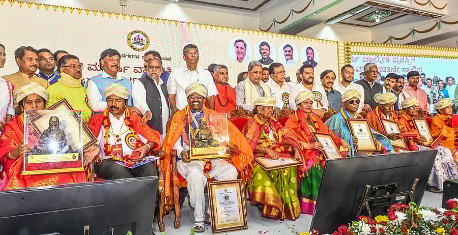 <div class="paragraphs"><p>ವಾಲ್ಮೀಕಿ ಜಯಂತಿ ಕಾರ್ಯಕ್ರಮದಲ್ಲಿ ಮುಖ್ಯಮಂತ್ರಿ ಸಿದ್ದರಾಮಯ್ಯ ಅವರು ಸುಜಾತಮ್ಮ, ಸಿ. ವೆಂಕಟೇಶುಲು (ಎನ್.ವೈ.ಹನುಮಂತಪ್ಪ ಅವರ ಪರವಾಗಿ), ಜಿ.ಕೆ. ಮಹಾಂತಪ್ಪ, ಮಹಾದೇವಮ್ಮ ರಂಗಸ್ವಾಮಿ, ಸುಕನ್ಯಾ ಮಾರುತಿ, ರಾಮಣ್ಣ ಮಹಾದೇವ ಗಸ್ತಿ, ಸೋಮಣ್ಣ, ಶಾರದಾ ಪ್ರಭು ಹುಲಿ ನಾಯಕ ಅವರಿಗೆ ವಾಲ್ಮೀಕಿ ಪ್ರಶಸ್ತಿ ಪ್ರದಾನ ಮಾಡಿದರು.</p></div>