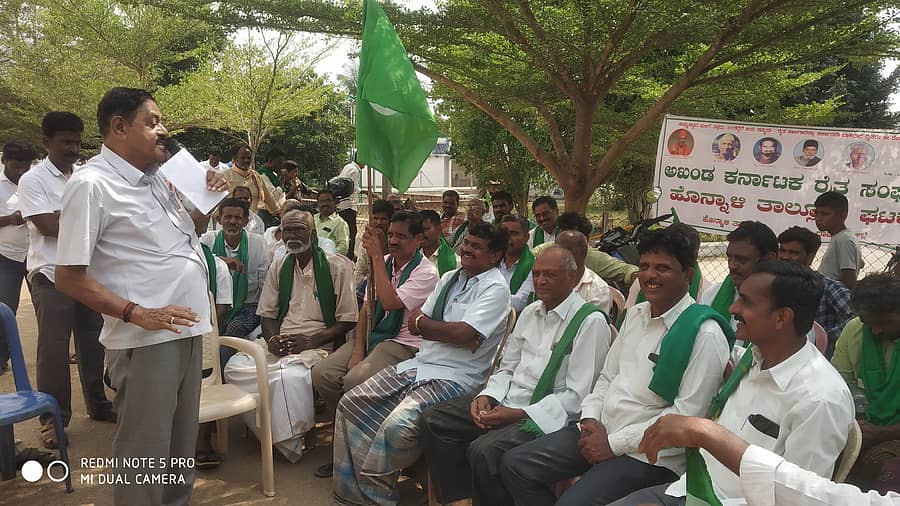 7 ತಾಸು ವಿದ್ಯುತ್ ಪೂರೈಕೆಗೆ ಆಗ್ರಹಿಸಿ ಹೊನ್ನಾಳಿ ಮತ್ತು ನ್ಯಾಮತಿ ಅವಳಿ ತಾಲ್ಲೂಕುಗಳ ಅಖಂಡ ಕರ್ನಾಟಕ ರೈತ ಸಂಘದವರು ಹೊನ್ನಾಳಿ ಪಟ್ಟಣದ ಕ್ರಾಂತಿವೀರ ಸಂಗೊಳ್ಳಿ ರಾಯಣ್ಣ ವೃತ್ತದಿಂದ ಬೈಕ್ ರ್ಯಾಲಿ ಮೂಲಕ ತೆರಳಿ ಶಾಸಕ ಡಿ.ಜಿ. ಶಾಂತನಗೌಡ ಅವರ ಮನೆ ಮುಂಭಾಗದಲ್ಲಿ ಧರಣಿ ಸತ್ಯಾಗ್ರಹ ನಡೆಸಿದರು