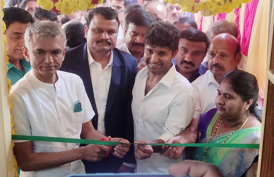 ಸಹಕಾರನಗರದಲ್ಲಿ ಕೊಡಿಗೇಹಳ್ಳಿ ಶಾಖಾ ಗ್ರಂಥಾಲಯವನ್ನು ಸಚಿವ ಕೃಷ್ಣಬೈರೇಗೌಡ ಉದ್ಘಾಟಿಸಿದರು. ಸಾರ್ವಜನಿಕ ಗ್ರಂಥಾಲಯ ಇಲಾಖೆಯ ನಿರ್ದೇಶಕ ಸತೀಶ್ ಕುಮಾರ್ ಹೊಸಮನಿ, ಪಾಲಿಕೆ ಮಾಜಿ ಸದಸ್ಯ ಕೆ.ಎಂ. ಚೇತನ್, ಕಾಂಗ್ರೆಸ್ ಮುಖಂಡರಾದ ಎನ್.ಎನ್.ಶ್ರೀನಿವಾಸಯ್ಯ, ಕೆ. ಆರ್.ರಾಜು ಇದ್ದರು.