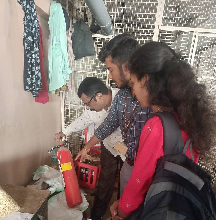 ನಗರದ ಪಬ್‌, ಬಾರ್‌, ರೆಸ್ಟೊರೆಂಟ್‌ಗಳಲ್ಲಿ ಬಿಬಿಎಂಪಿ ಆರೋಗ್ಯಾಧಿಕಾರಿಗಳು ಶುಕ್ರವಾರ ಪರಿಶೀಲನೆ ನಡೆಸಿದರು