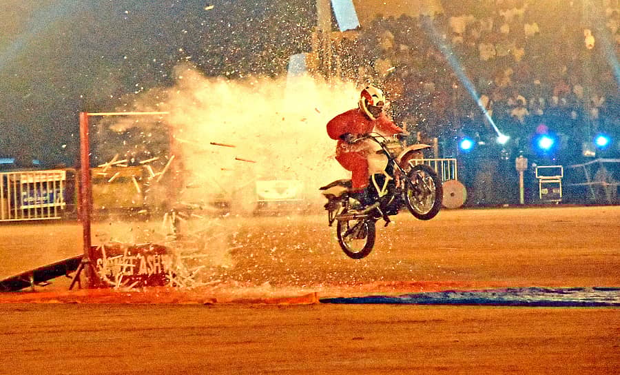 <div class="paragraphs"><p>ಮೈಸೂರಿನ ಬನ್ನಿಮಂಟಪ ಮೈದಾನದಲ್ಲಿ ಮಂಗಳವಾರ ನಡೆದ ಪಂಜಿನ ಕವಾಯತಿನಲ್ಲಿ ‘ಶ್ವೇತಾಶ್ವ’ ಮಿಲಿಟರಿ ತಂಡದ ಸದಸ್ಯ ಮಣಿಶೇಖರನ್ ‘ಟ್ಯೂಬ್ಲೈಟ್’ ಗೋಡೆ ಒಡೆದ ರೋಚಕ ದೃಶ್ಯ </p></div>