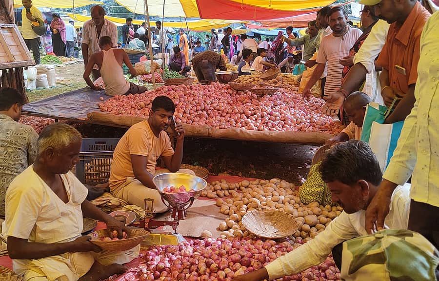 ಸೋಮವಾರ ನಡೆದ ಮುಂಡಗೋಡದ ವಾರದ ಸಂತೆಯಲ್ಲಿ ಗ್ರಾಹಕರು ಈರುಳ್ಳಿ ಖರೀದಿಯಲ್ಲಿ ತೊಡಗಿರುವುದು