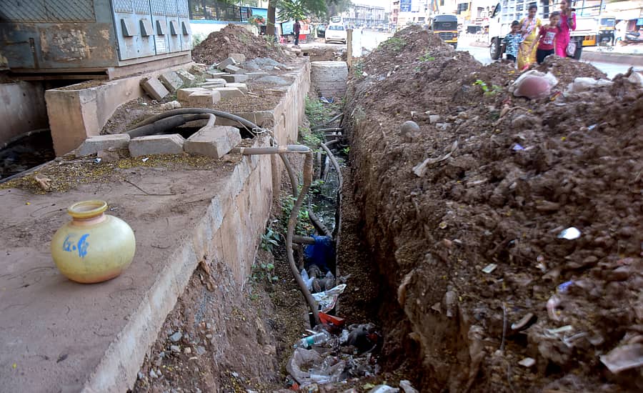 ಹುಬ್ಬಳ್ಳಿಯ ಕಾರವಾರ ರಸ್ತೆಯ ಇಎಸ್‌ಐ ಆಸ್ಪತ್ರೆ ಬಳಿ ಕುಡಿಯುವ ನೀರಿನ ಪೈಪ್‌ ಅಳವಡಿಕೆಗೆ ರಸ್ತೆ ಅಗೆದು ಹಾಗೆ ಬಿಟ್ಟುರುವುದು
–ಪ್ರಜಾವಾಣಿ ಚಿತ್ರ/ಗುರು ಹಬೀಬ
