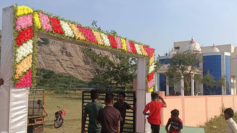 ಕೊಪ್ಪಳ ಸಮೀಪದ ಬಹದ್ದೂರ ಬಂಡಿಯಲ್ಲಿ ನಡೆಯಲಿರುವ ಉತ್ಸವಕ್ಕೆ ತಯಾರಿಯಾಗಿರುವುದು