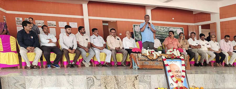 ನಗರದ ಡಿವಿಜಿ ಶಾಲೆಯಲ್ಲಿ ನಡೆದ ಮಹಾತ್ಮ ಗಾಂಧಿ ಮತ್ತು ಲಾಲ್ ಬಹದ್ದೂರ್ ಶಾಸ್ತ್ರಿ ಜಯಂತಿ ಹಾಗೂ ರಾಷ್ಟ್ರೀಯ ಪೋಷಣ್ ಅಭಿಯಾನ್ ಕಾರ್ಯಕ್ರಮದಲ್ಲಿ ನಿವೃತ್ತಐ.ಎ.ಎಸ್ ಅಧಿಕಾರಿ ಶ್ರೀನಿವಾಸಾಚಾರಿ ಮಾತನಾಡಿದರು.