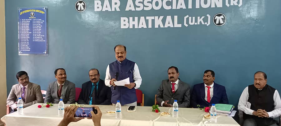 ಭಟ್ಕಳ ಜೆ.ಎಂ.ಎಫ್.ಸಿ ಕೋರ್ಟ್ಗೆ ಭೇಟಿ ನೀಡಿದ ಹೈಕೋರ್ಟ್ ನ್ಯಾಯಾಧೀಶ ಕೆ. ನಟರಾಜ್ ಅವರು ವಕೀಲರನ್ನು ಉದ್ದೇಶಿಸಿ ಮಾತನಾಡಿದರು