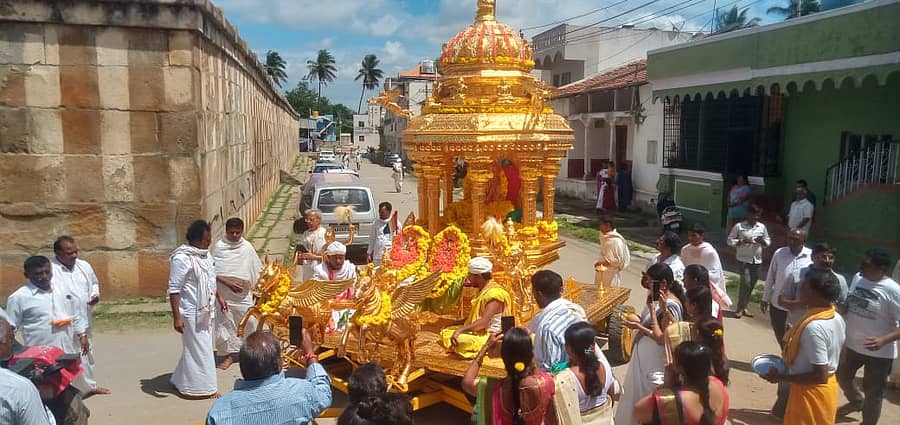 ಶ್ರವಣಬೆಳಗೊಳದಲ್ಲಿ ಭಾನುವಾರ ಸ್ವರ್ಣರಥದಲ್ಲಿ ಅನಂತನಾಥ ಸ್ವಾಮಿಯ ಶೋಭಾ ಯಾತ್ರೆ ನಡೆಯಿತು