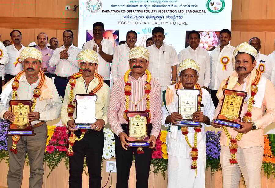 <div class="paragraphs"><p>ಕೋಳಿ ಮತ್ತು ಮೊಟ್ಟೆ ಉದ್ಯಮ ಕ್ಷೇತ್ರದಲ್ಲಿ ಸಾಧನೆ ಮಾಡಿದ ಎಸ್‌. ಚಿಕ್ಕಮಾದು, ಡಿ. ಕೇಶವಗೌಡ (ಹಾಸನ), ಕೆ.ಸಿ. ಜಯರಾಂ (ಹಾಸನ), ಸಿ.ಎಸ್‌. ಶಿವಮೂರ್ತಿಯಪ್ಪ (ದಾವಣಗೆರೆ), ಎಚ್‌.ಎಸ್‌. ನಾಗೇಶ್‌ ಹಲಸೂರು (ಚನ್ನಪಟ್ಟಣ) ಸನ್ಮಾನಿಸಲಾಯಿತು.</p></div>