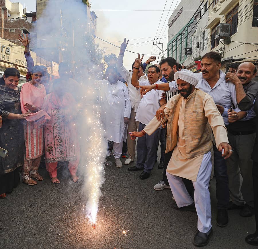 <div class="paragraphs"><p>ಲಡಾಕ್‌ನ ಗುಡ್ಡಗಾಡು ಪ್ರದೇಶ ಅಭಿವೃದ್ಧಿ ಸ್ವಾಯತ್ತ ಮಂಡಳಿಯ ಚುನಾವಣಾ ಫಲಿತಾಂಶ ಪ್ರಕಟವಾದ ಬಳಿಕ ಕಾಂಗ್ರೆಸ್‌ ಕಾರ್ಯಕರ್ತರು ಸಂಭ್ರಮಿಸಿದ್ದು ಹೀಗೆ...</p></div>