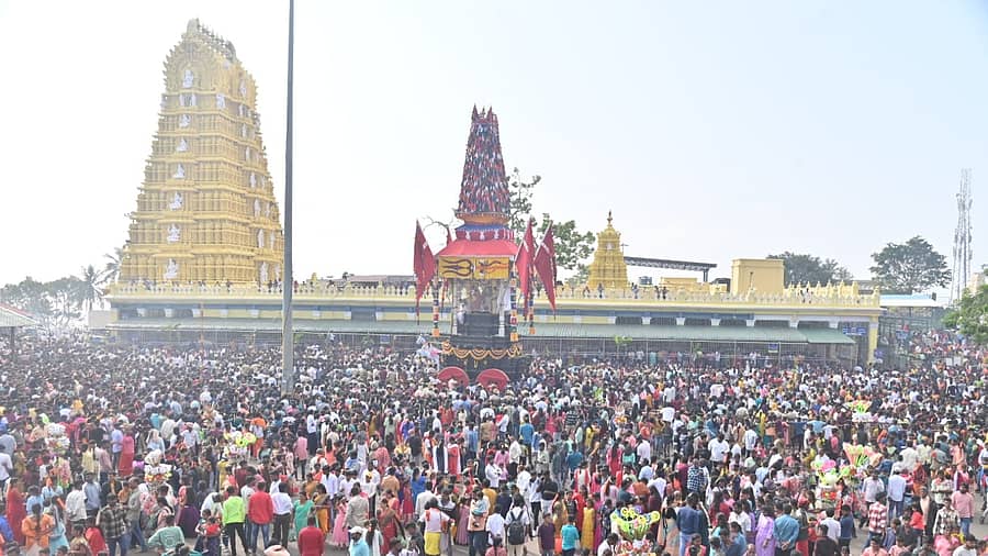 <div class="paragraphs"><p>ಚಾಮುಂಡೇಶ್ವರಿ ರಥೋತ್ಸವ : ಮೈಸೂರಿನ ಚಾಮುಂಡಿ ಬೆಟ್ಟದಲ್ಲಿ ಗುರುವಾರ ಚಾಮುಂಡೇಶ್ವರಿ ರಥೋತ್ಸವ ಅದ್ದೂರಿಯಾಗಿ ನಡೆಯಿತು.</p></div>