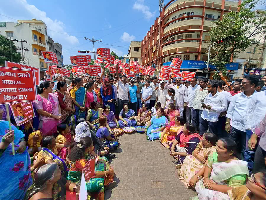 ಸ್ಮಾರ್ಟ್ಸಿಟಿ ಕಾಮಗಾರಿ ಕಳಪೆಯಾಗಿದ್ದು, ಅವ್ಯವಹಾರ ನಡೆದಿದೆ ಎಂದು ಆರೋಪಿಸಿ ಬೆಳಗಾವಿ ನಾಗರಿಕರ ಹಿತರಕ್ಷಣಾ ಒಕ್ಕೂಟದಿಂದ ಮಂಗಳವಾರ ಪ್ರತಿಭಟನೆ ನಡೆಸಲಾಯಿತು / ಪ್ರಜಾವಾಣಿ ಚಿತ್ರ