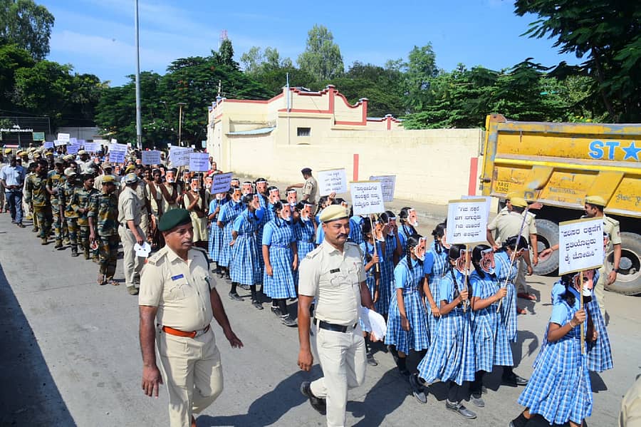 69ನೇ ವನ್ಯಜೀವಿ ಸಪ್ತಾಹದ ಅಂಗವಾಗಿ ಚಾಮರಾಜನಗರದಲ್ಲಿ ಬುಧವಾರ ನಡೆದ ಅರಣ್ಯ ವನ್ಯಜೀವಿ ಸಂರಕ್ಷಣೆಯ ಜಾಗೃತಿ ಜಾಥಾದಲ್ಲಿ ವಿದ್ಯಾರ್ಥಿಗಳು, ಅರಣ್ಯ ಇಲಾಖೆ ಸಿಬ್ಬಂದಿ ಪಾಲ್ಗೊಂಡರು 