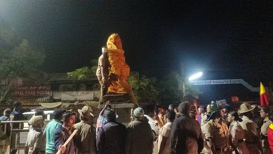 <div class="paragraphs"><p>ನಟ ಪುನೀತ್ ರಾಜಕುಮಾರ್ ಪ್ರತಿಮೆ</p></div>