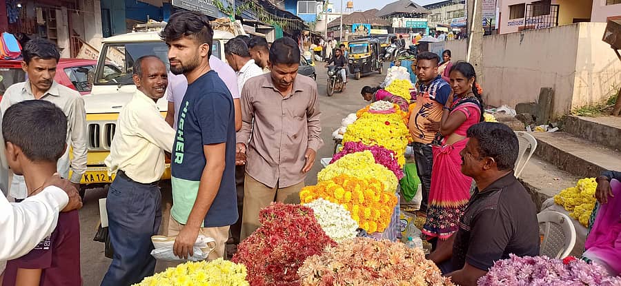 ಸೋಮವಾರಪೇಟೆ ಪಟ್ಟಣದಲ್ಲಿ ಹೂವಿನ ವ್ಯಾಪಾರ ಮಾಡುತ್ತಿರುವುದು.