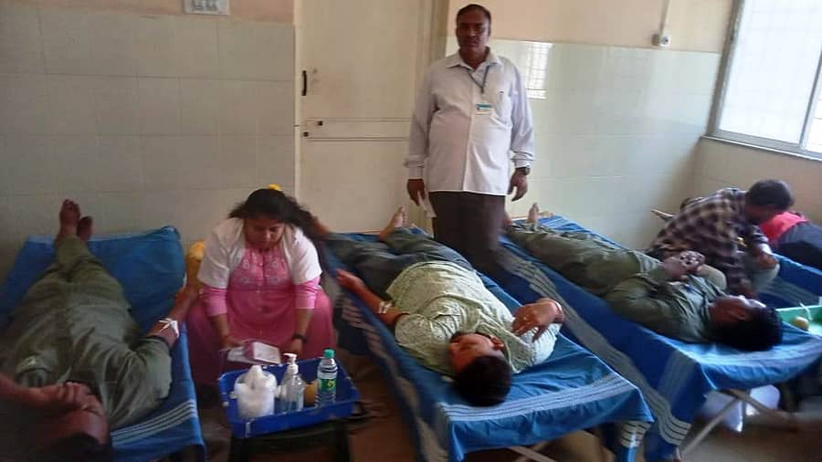 ಹುಳಿಯಾರು ಪ್ರಾಥಮಿಕ ಆರೋಗ್ಯ ಕೇಂದ್ರದಲ್ಲಿ ಶುಕ್ರವಾರ ರಕ್ತದಾನ ಶಿಬಿರ ನಡೆಯಿತು