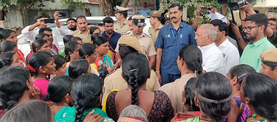 ರಾಯಚೂರಿನ ಜಿಲ್ಲಾ ಮಹಾತ್ಮಗಾಂಧಿ ಕ್ರೀಡಾಂಗಣ ಬಳಿ ಧರಣಿನಿರತ ಮದ್ಯ ನಿಷೇಧ ಆಂದೋಲನ ಕರ್ನಾಟಕ ಸಂಘಟನೆಯ ಸದಸ್ಯರು ಜಿಲ್ಲಾ ಉಸ್ತುವಾರಿ ಸಚಿವ ಬೋಸರಾಜು ಅವರಿಗೆ ಮನವಿ ಸಲ್ಲಿಸಿದರು