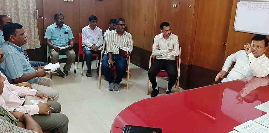 ಹಾನಗಲ್ ತಹಶೀಲ್ದಾರ್ ಕಚೇರಿಯಲ್ಲಿ ಶಾಸಕ ಶ್ರೀನಿವಾಸ ಮಾನೆ ಅವರು ಅಧಿಕಾರಿಗಳೊಂದಿಗೆ ಸಭೆ ನಡೆಸಿದರು