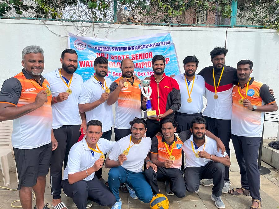 ಪ್ರಶಸ್ತಿಯೊಂದಿಗೆ ಗ್ಲೋಬಲ್ ಸ್ವಿಮ್ ಸೆಂಟರ್ ತಂಡದ ಆಟಗಾರರು