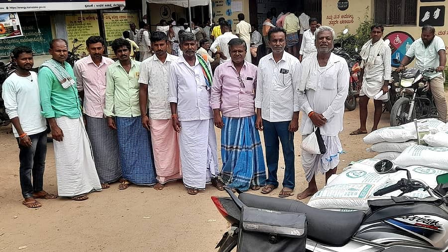 ಕಾರಟಗಿಯ ರೈತ ಸಂಪರ್ಕ ಕೇಂದ್ರದಲ್ಲಿ ಕಡಲೆ ಬೀಜ ಖರೀದಿಗೆ ಬಂದ ರೈತರು