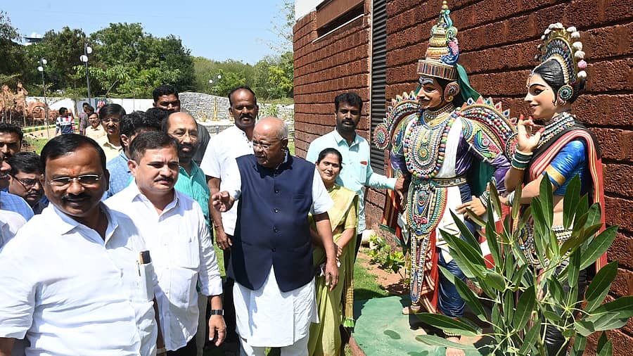 ದಾವಣಗೆರೆಯ ದೃಶ್ಯ ಕಲಾ ಮಹಾವಿದ್ಯಾಲಯದ ಬಳಿ ನಿರ್ಮಾಣವಾಗುತ್ತಿರುವ ಥೀಂ ಪಾರ್ಕ್ ಅನ್ನು ಸಂಸದ ಜಿ.ಎಂ. ಸಿದ್ದೇಶ್ವರ ಬುಧವಾರ ವೀಕ್ಷಿಸಿದರು.