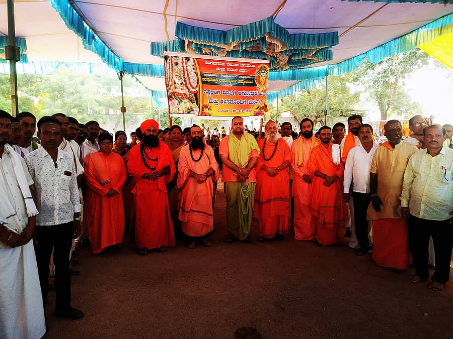 ಲಿಂಗಸುಗೂರು ರೇಣುಕಾ ಬಡಾವಣೆ ಮಹಿಳೆಯರು ರಂಭಾಪುರಿ ಪೀಠದ ಡಾ. ವೀರಸೋಮೇಶ್ವರ ರಾಜದೇಶಿಕೇಂದ್ರ ಶಿವಾಚಾರ್ಯರ ಇಷ್ಟಲಿಂಗ ಪೂಜೆಗೆ ಗುರುವಾರ ಅಗ್ರೋದಕ ಕುಂಭ ಮೆರವಣಿಗೆ ತಂದು ಸಮರ್ಪಿಸಿದರು.