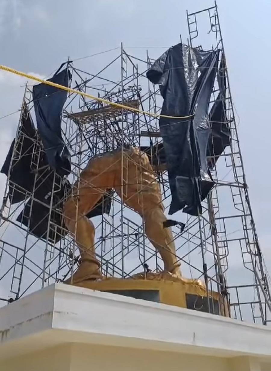 ಕಾರ್ಕಳ ತಾಲ್ಲೂಕಿನ ಉಮಿಲ್ ಬೆಟ್ಟದ ಮೇಲೆ ನಿರ್ಮಾಣ ಮಾಡಲಾಗಿದ್ದ ಪರಶುರಾಮನ ಕಂಚಿನ ಪ್ರತಿಮೆಯ ಅರ್ಧ ಭಾಗ ತೆರವುಗೊಳಿಸಿರುವುದು