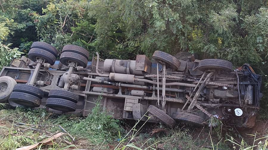 <div class="paragraphs"><p>ಅಪಘಾತದಲ್ಲಿ ಹೆದ್ದಾರಿಯಿಂದ ಕಮರಿಗೆ ಉರುಳಿಬಿದ್ದ ಟ್ರಕ್ –</p></div>