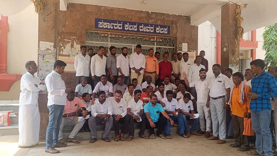 ಗುಂಡ್ಲುಪೇಟೆ ತಾಲ್ಲೂಕು ಕಚೇರಿ ಮುಂಭಾಗ ಎಸ್ಸಿ, ಎಸ್ಟಿ ಸಮುದಾಯದ ಮುಖಂಡರು ಸಭೆ ಬಹಿಷ್ಕರಿಸಿ ಪ್ರತಿಭಟನೆ ನಡೆಸಿದರು