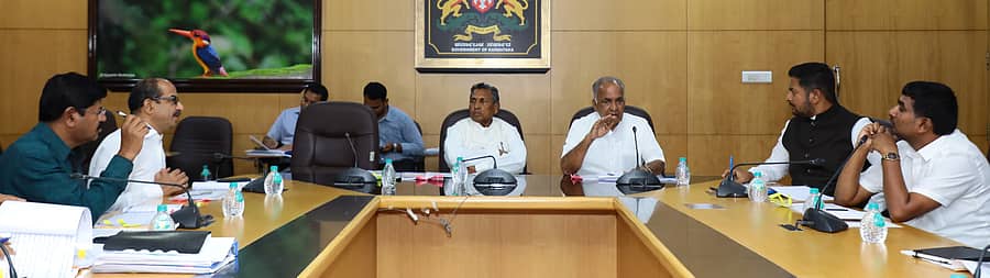 ಬೆಂಗಳೂರು ಗ್ರಾಮಾಂತರ ಜಿಲ್ಲೆಯ ಸಣ್ಣ ನೀರಾವರಿ ಯೋಜನೆಗಳ ಪ್ರಗತಿ ಕುರಿತು ನಡೆದ ಸಭೆಯಲ್ಲಿ ಸಣ್ಣ ನೀರಾವರಿ ಸಚಿವ ಎನ್.ಎಸ್.ಬೋಸರಾಜು ಮಾತನಾಡಿದರು 