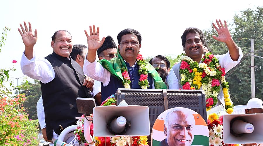 ರಾಜ್ಯಸಭೆ ಸದಸ್ಯ ಸೈಯದ್ ನಾಸೀರ್ ಹುಸೇನ್ ಅವರಿಗೆ ಬೀದರ್ನಲ್ಲಿ ಭಾನುವಾರ ಸ್ವಾಗತ ಕೋರಿ ತೆರೆದ ವಾಹನದಲ್ಲಿ ಮೆರವಣಿಗೆ ಮಾಡಲಾಯಿತು. ಸಚಿವ ರಹೀಂ ಖಾನ್ ಇತರರಿದ್ದಾರೆ