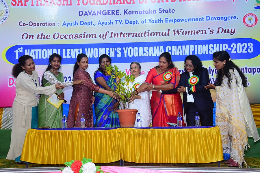 ದಾವಣಗೆರೆಯಲ್ಲಿ ಭಾನುವಾರ ನಡೆದ ಯೋಗ ದಿನಾಚರಣೆಯಲ್ಲಿ ಎಸ್ಪಿ ಉಮಾ ಪ್ರಶಾಂತ್ ಉದ್ಘಾಟಿಸಿದರು. ಬ್ರಹ್ಮಕುಮಾರಿ ಲೀಲಾಜಿ ಇತರರು ಇದ್ದರು.