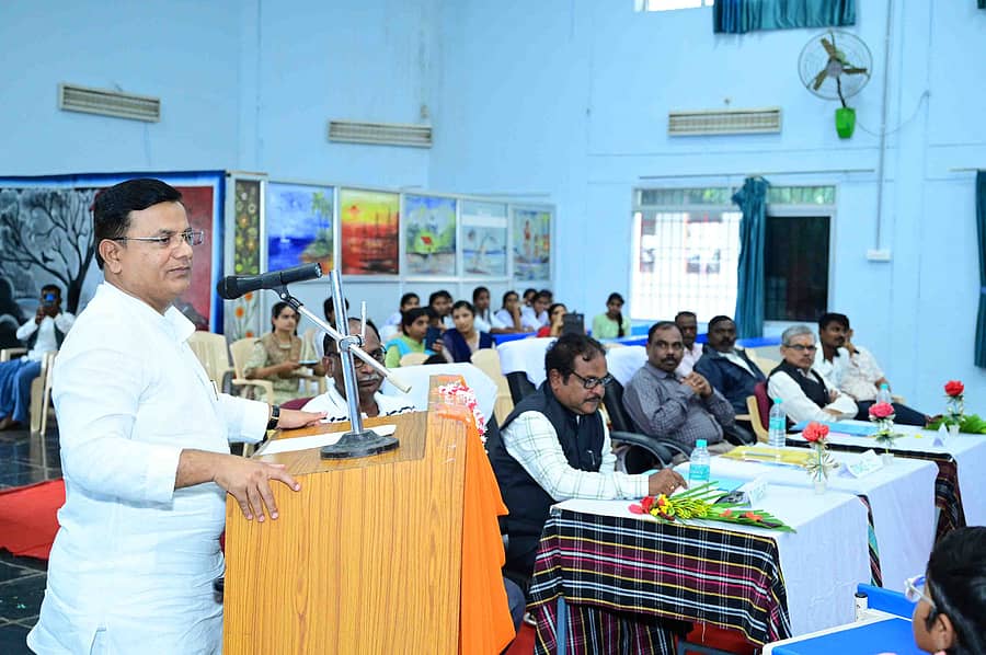 ಮಹರಾಜಪೇಟೆಯ ಜವಾಹರ ನವೋದಯ ವಿದ್ಯಾಲಯದಲ್ಲಿ ನಡೆದ 25ನೇ ರಾಷ್ಟ್ರೀಯ ಯುವ ಸಂಸತ್ತು ಸಮಾರಂಭವನ್ನು ಉದ್ಘಾಟಿಸಿ ಶಾಸಕ ಶ್ರೀನಿವಾಸ ಮಾನೆ ಮಾತನಾಡಿದರು