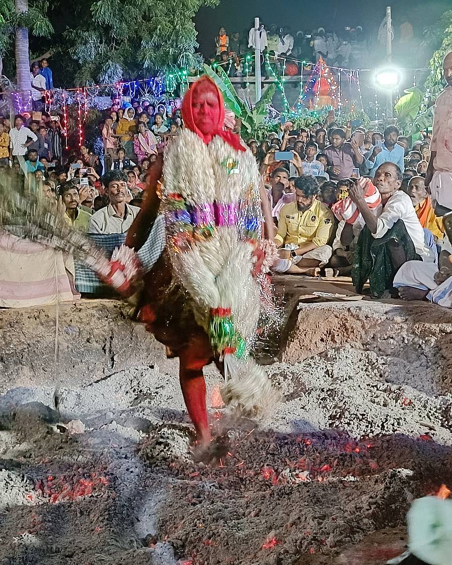 ಕಂಪ್ಲಿ ತಾಲ್ಲೂಕು ಸುಗ್ಗೇನಹಳ್ಳಿಯ ದುರ್ಗಾದೇವಿ ದೇವಸ್ಥಾನದ ಅರ್ಚಕ ಎಚ್.ಪಿ. ವಿರುಪಾಕ್ಷಿ ಅವರು ಅಗ್ನಿಕುಂಡ ಹಾಯ್ದರು