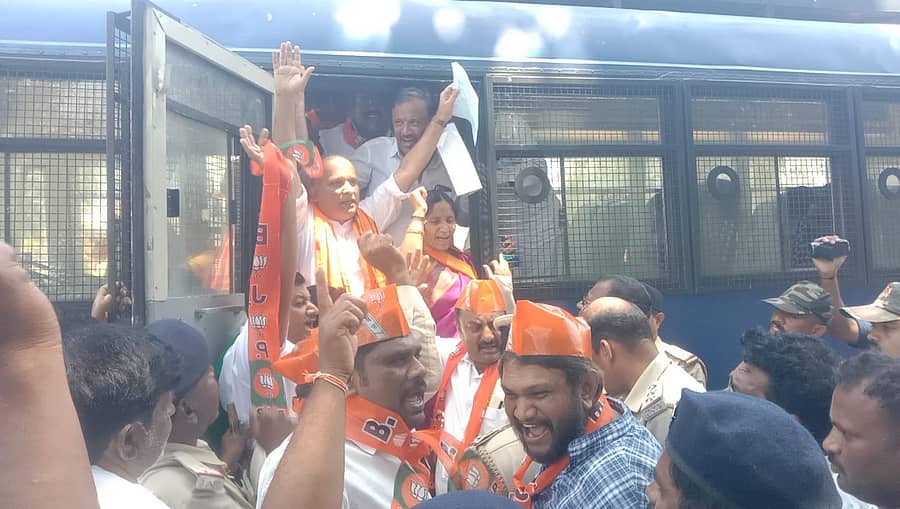 ಕಬಿನಿ ಜಲಾಶಯಕ್ಕೆ ಬುಧವಾರ ಮುತ್ತಿಗೆ ಹಾಕಲು ಯತ್ನಿಸಿದ ಬಿಜೆಪಿ ರೈತ ಮೋರ್ಚಾ ಮುಖಂಡರನ್ನು ಪೊಲೀಸರು ಬಂಧಿಸಿದರು